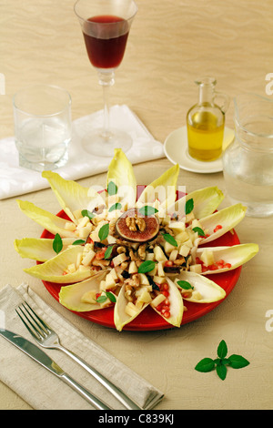 Indivia con insalata di frutta. Ricetta disponibile. Foto Stock