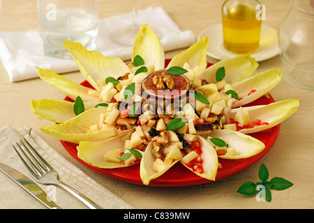 Indivia con insalata di frutta. Ricetta disponibile. Foto Stock