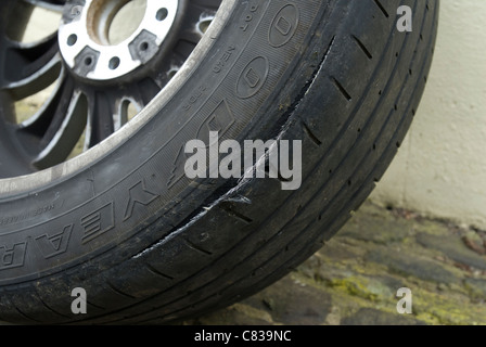 Dividi in run flat pneumatico esponendo le cinghie in acciaio Foto Stock