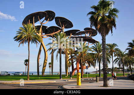 Sculture di pino da Sergi Aguilar sul lungomare, La Pineda Platja, Costa Daurada, provincia di Tarragona Catalogna Foto Stock