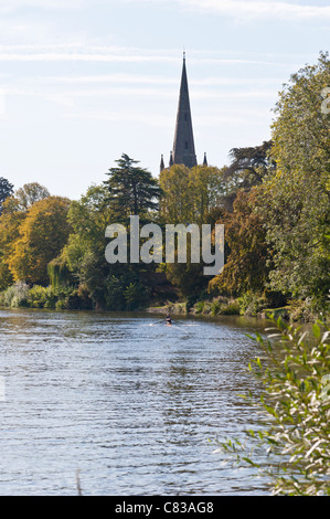 Un vogatore solitario sul fiume Avon Foto Stock