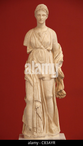 Arte greche. La Grecia. Artemis statua scolpita in marmo Parian. Situato presso la Casa del Diadumenos in Delos. Foto Stock