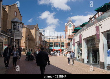 Occupato il giorno di shopping in Piazza Orchard Area pedonale per lo Shopping Center, il centro della città di Sheffield, Regno Unito Foto Stock