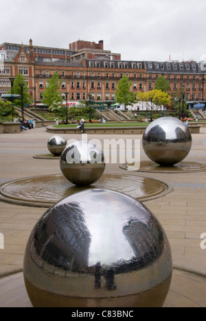 Millenium Square e sfere di pioggia scultura di Colin Rose con giardini di pace dietro, il centro della città di Sheffield, Regno Unito Foto Stock