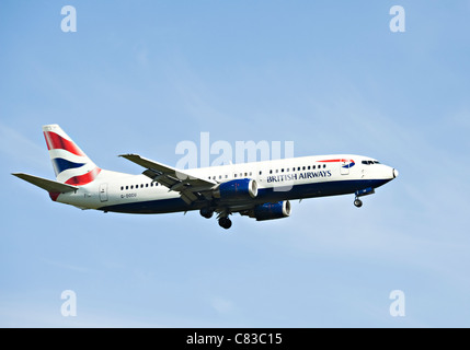 British Airways Boeing 737-436 aereo di linea G-DOCU sulla rotta di avvicinamento a Gatwick Airport West Sussex England Regno Unito Regno Unito Foto Stock