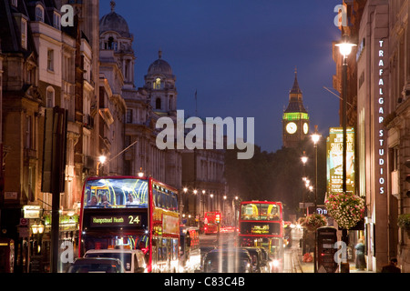 Una vista guardando verso il basso Whitehall da Trafalgar Square, Londra, Inghilterra Foto Stock