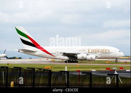 Emirates Airlines Airbus A380-861 aereo di linea A6-EDM rullaggio all'Aeroporto Internazionale di Manchester Inghilterra England Regno Unito Regno Unito Foto Stock