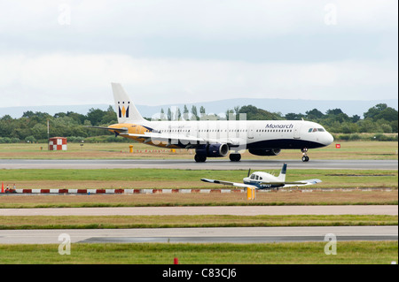 La Monarch Airlines Airbus A321-231 aereo di linea G-OJEG atterraggio all'Aeroporto Internazionale di Manchester Inghilterra England Regno Unito Regno Unito Foto Stock