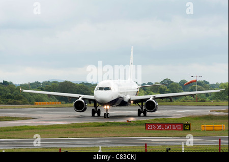 La Monarch Airlines Airbus A321-231 aereo di linea G-OJEG rullaggio all'Aeroporto Internazionale di Manchester Inghilterra England Regno Unito Regno Unito Foto Stock