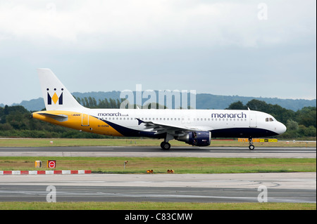 La Monarch Airlines Airbus A320-212 aereo di linea G-OZBB atterraggio all'Aeroporto Internazionale di Manchester Inghilterra England Regno Unito Regno Unito Foto Stock