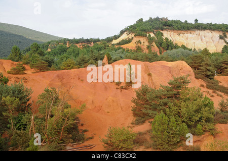 Ex cava di ocra nei pressi di Rustrel città quindi chiamato il francese Colorado, dipartimento di Vaucluse, regione della Provenza in Francia Foto Stock