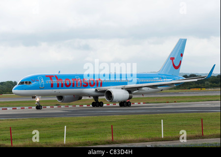 Thomson Airlines Boeing 757-2G5 (ET) Aereo di linea G-OOBP rullaggio all'Aeroporto Internazionale di Manchester Inghilterra England Regno Unito Regno Unito Foto Stock