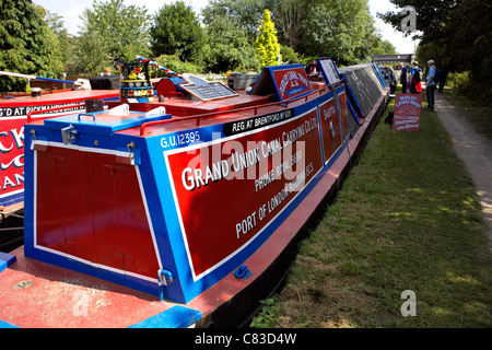 Tradizionale lavoro storico narrowboat Sagitta ormeggiato sul Trent e Mersey Canal durante il 2011 le vie navigabili Festival Foto Stock