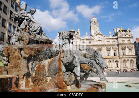 Fontana di Bartholdi e Hôtel de Ville (municipio) su sfondo al Place des Terreaux a Lione, Francia Foto Stock