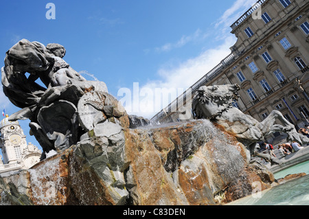 Fontana di Bartholdi e Hôtel de Ville (municipio) su sfondo al Place des Terreaux a Lione, Francia Foto Stock