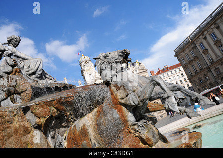 Fontana di Bartholdi e Hôtel de Ville (municipio) su sfondo al Place des Terreaux a Lione, Francia Foto Stock