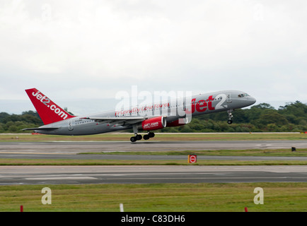 Jet2.Com Boeing 757-21B aereo di linea G-LSAG decollo dall'Aeroporto Internazionale di Manchester Inghilterra England Regno Unito Regno Unito Foto Stock