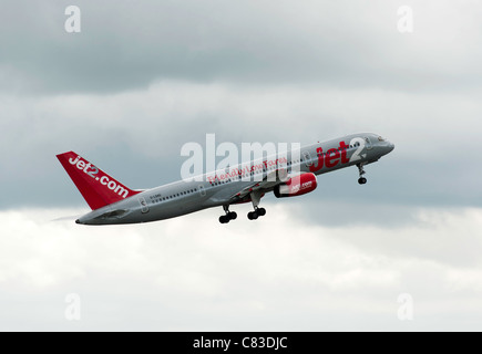 Jet2.Com Boeing 757-21B aereo di linea G-LSAG decollo dall'Aeroporto Internazionale di Manchester Inghilterra England Regno Unito Regno Unito Foto Stock