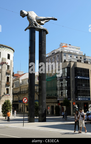 " El Sireno' (1991) scultura di un mer-man da Francisco Leiro di Puerta del Sol, a Vigo, Galizia, Spagna Foto Stock