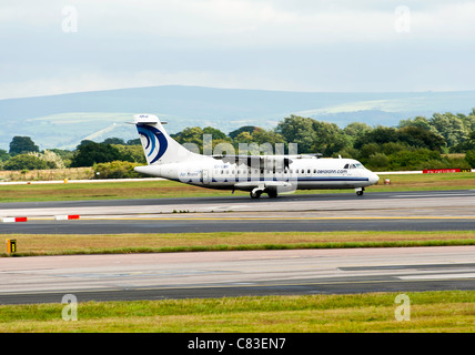 Aer Arann ATR 42-300 aereo di linea EI-CBK atterraggio all'Aeroporto Internazionale di Manchester Inghilterra England Regno Unito Regno Unito Foto Stock