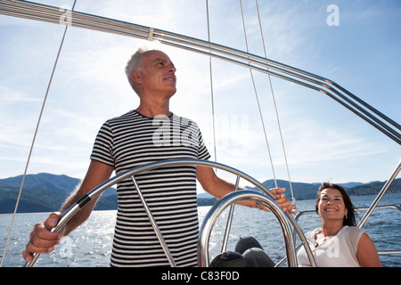 Coppia di anziani rilassante sulla barca a vela Foto Stock