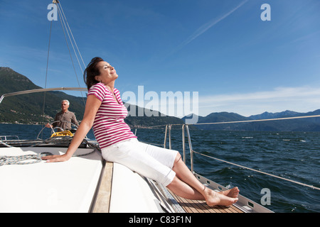 Coppia di anziani rilassante sulla barca a vela Foto Stock