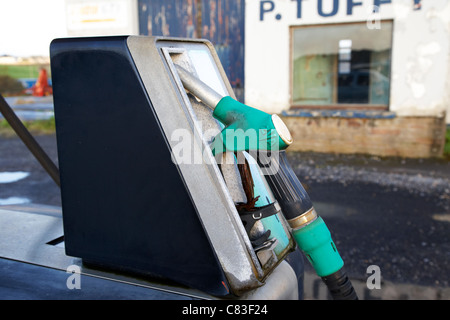 Senza piombo pompa carburante a un vecchio rurale abbandonato la benzina alla stazione di servizio in enniscrone County Sligo, Repubblica di Irlanda Foto Stock