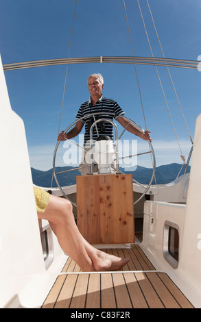 Coppia di anziani rilassante sulla barca a vela Foto Stock