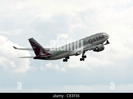 Qatar Airways Airbus A330-202 aereo di linea A7-ACG decollare per Doha dall'Aeroporto Internazionale di Manchester Inghilterra England Regno Unito Foto Stock