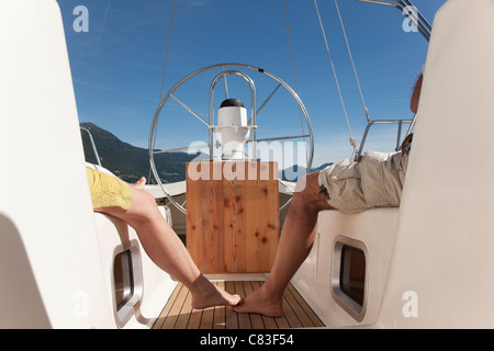 Coppia di anziani rilassante sulla barca a vela Foto Stock