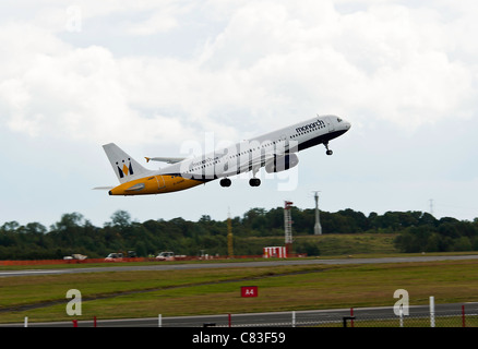 La Monarch Airlines Airbus A321-231 aereo di linea G-OZBR decollo dall'Aeroporto Internazionale di Manchester Inghilterra England Regno Unito Regno Unito Foto Stock