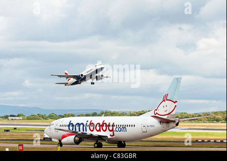 British Airways Airbus A320-232 aereo di linea G-EUYC decollo dall'Aeroporto Internazionale di Manchester Inghilterra England Regno Unito Regno Unito Foto Stock