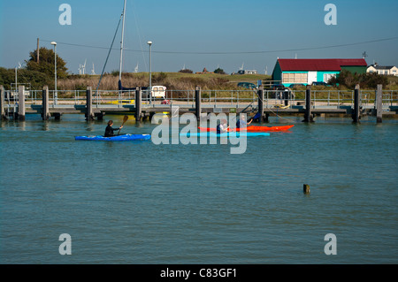 Persone canoisti canoa canoa sul fiume Rother Segala Harbor East Sussex England kayak Kayak Foto Stock