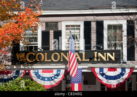 The Colonial Inn con decorazioni a stelle e strisce, Concord, Massachusetts, Stati Uniti Foto Stock