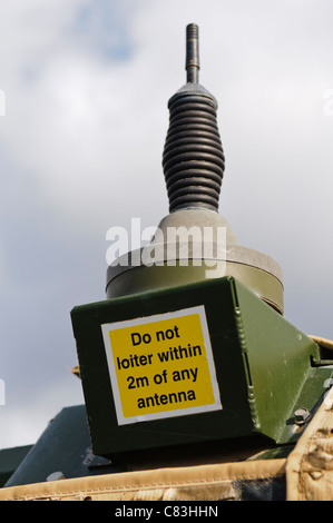 Avvertenza su un veicolo militare 'non bighellonare entro 2 m di qualsiasi antenna" Foto Stock