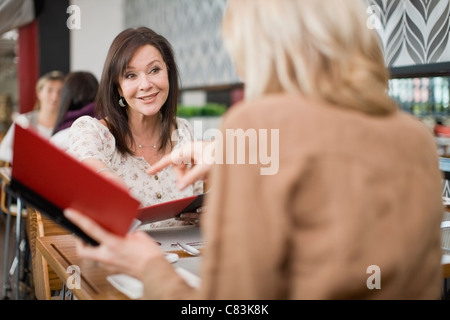 Imprenditrici lettura menù a pranzo Foto Stock