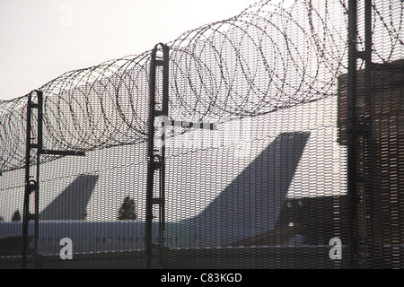 Aeroplani a Heathrow Airport dietro un muro di sicurezza Foto Stock