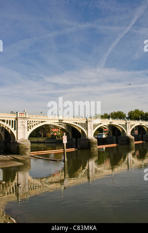 Grado 2 elencati Richmond bloccare il Footbridge la riflessione sul Tamigi Surrey in Inghilterra in Europa Foto Stock