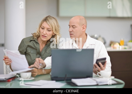 Paio di pagare le bollette di casa Foto Stock