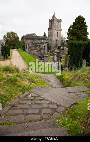 Scalinata che conduce alla chiesa del Santo Rude a Stirling. La Scozia, Scottish cimitero con lapidi e croci Foto Stock