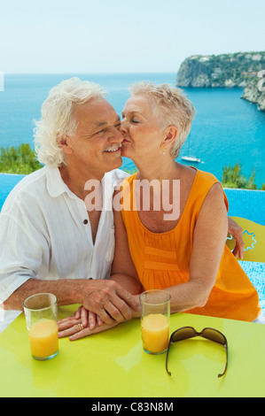Anziana coppia avente un drink all'aperto Foto Stock