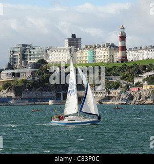 Barca a vela off The Devonshire costa a Plymouth Regno Unito Inghilterra con lo sfondo del famoso Plymouth Hoe Foto Stock