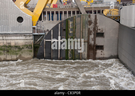 Thames Barrier test annuale dell'alluvione cancelli della difesa Foto Stock