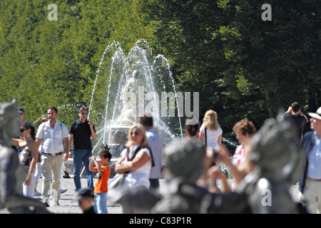 I turisti nei giardini di palazzo Herrenchiemsee, Herreninsel Chiemgau Chiemsee Alta Baviera Germania Foto Stock