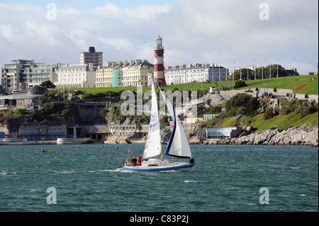 Barca a vela off The Devonshire costa a Plymouth Regno Unito Inghilterra con lo sfondo del famoso Plymouth Hoe Foto Stock