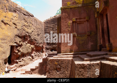 Alla base della roccia-conci di chiesa Bet Giyorgis in Lalibela, l'Etiopia settentrionale, Africa. Foto Stock