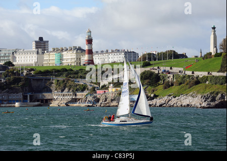 Barca a vela off The Devonshire costa a Plymouth Regno Unito Inghilterra con lo sfondo del famoso Plymouth Hoe Foto Stock