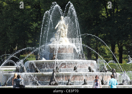 I turisti e la Fontana di Latona nei giardini di palazzo Herrenchiemsee, Herreninsel Chiemgau Chiemsee Alta Baviera Germania Foto Stock