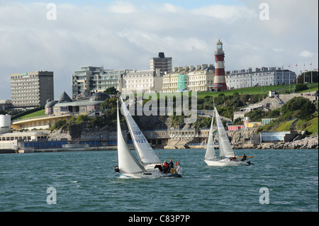 Barche a vela off The Devonshire costa a Plymouth Regno Unito Inghilterra con lo sfondo del famoso Plymouth Hoe Foto Stock