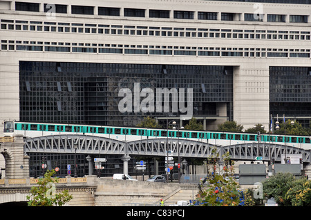 Metro sul ponte di ferro prima di Bercy ministero dell Economia e delle finanze Parigi Francia Foto Stock